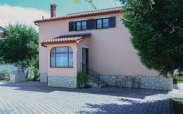 Peaceful Apartment in Poreč with Garden