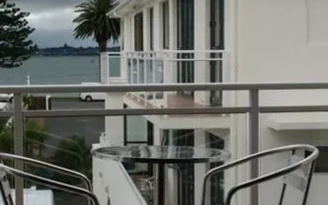 Capri on Pilot Bay Apartment