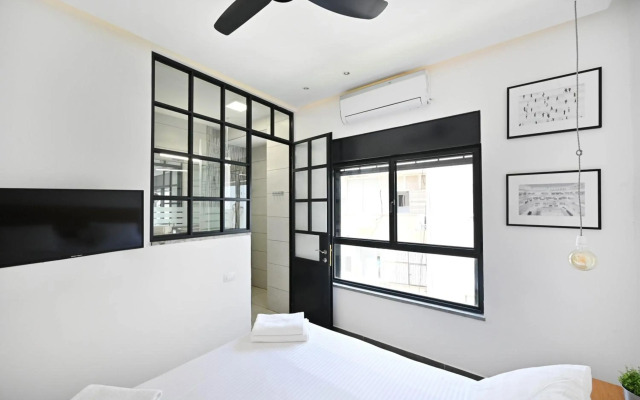 Luna Moona by HolyGuest