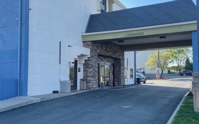 Red Lion Inn & Suites Blue Springs