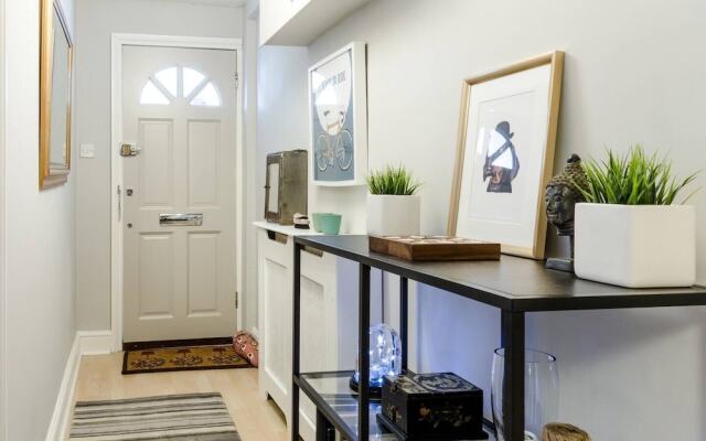 Elegant 2 Br Apartment in W/Garden, Fits 6