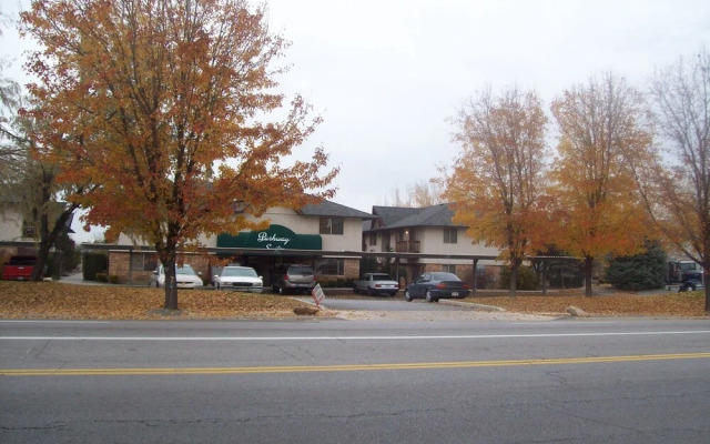 Parkway Suites