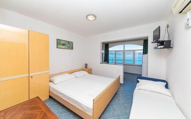 Stunning Apartment in Slatine With Wifi