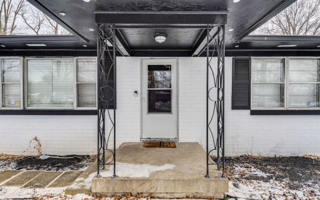 Modern Home ~ 6 Mi to Downtown Indy: Pets Welcome!