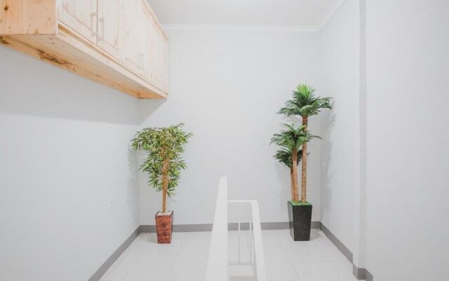 RedDoorz Syariah near Siloam  Hospital Kebon Jeruk