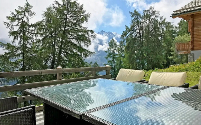 A Luxurious 12 Person Chalet With Superb View