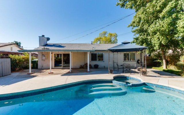 4 Bedroom West Hills Charmer with Pool and Jacuzzi