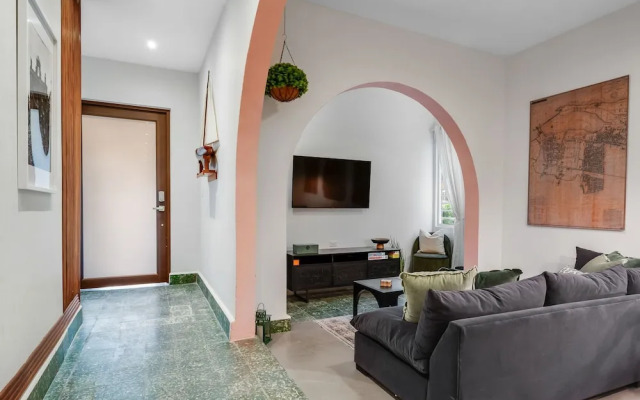 Chic Apartment Pool Parking in Central Condado
