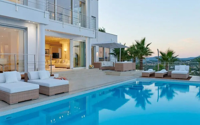 Lavish Villa With Infinity Pool and Views