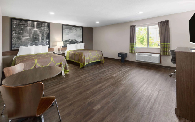 Super 8 by Wyndham Fairmont