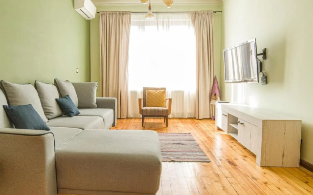 Top Central 2 Bedroom Apartment next to NDK