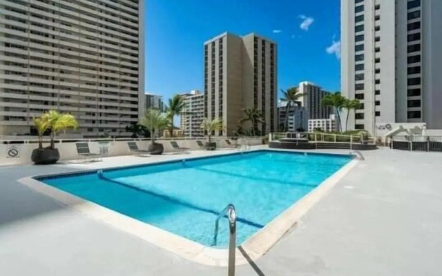 Spacious 14th Floor Corner Suite, Partial Diamond Head and Ocean Views, FREE Parking! by Koko Resort Vacation Rentals