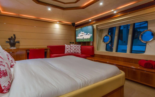 Miami Beach Luxury Yacht Charters
