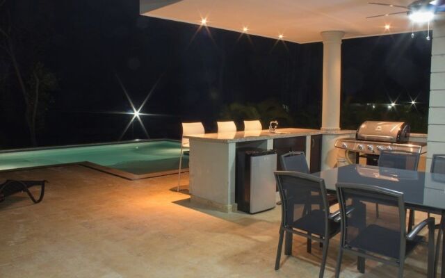 Stylish 3 Bedroom w/ Covered BBQ Area by the Pool