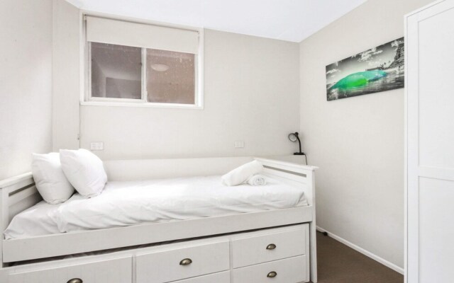 Bright 2 Bedroom Apartment in Burleigh Beach
