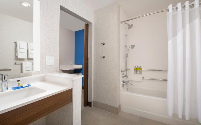 Holiday Inn Express & Suites Kingsland I-95-Naval Base Area by IHG