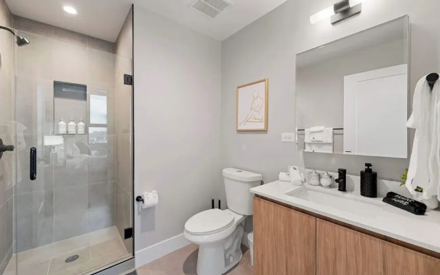 Edgewater Gem Stylish 2BR Apartment Near Lake