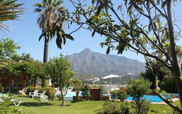 Romantic Puerto Banus Villa, Sea Mountain Views