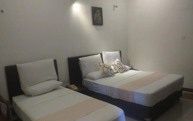 OYO 557 De Mansion