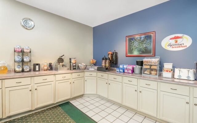 Super 8 by Wyndham Bloomington University Area