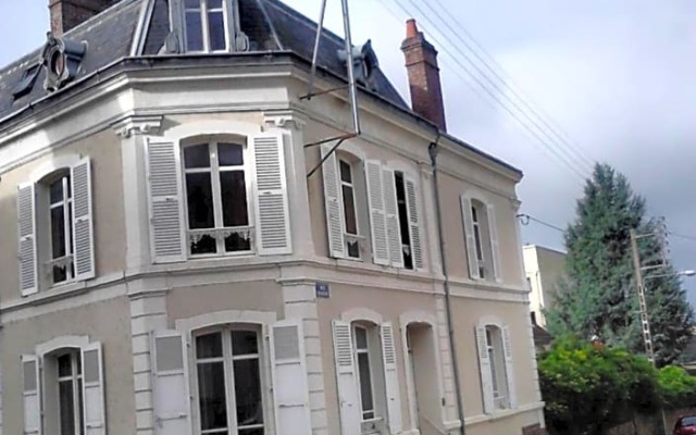 centre ville, chambre indépendante 20m2 et sa salle de bain privée