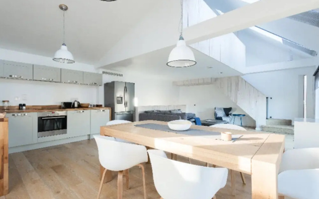 The Cliffside Loft - Distinctly Modern 3Bdr Riverside Home