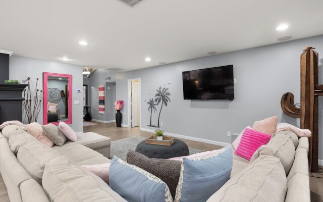 Desert Diva Hideaway - Sleeps 14