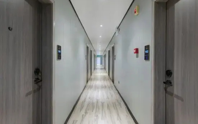 Aoqi Hotel (Xihua Road Caihongqiao Subway Station)