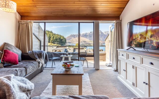 Beautiful Spacious Lake View City Townhouse