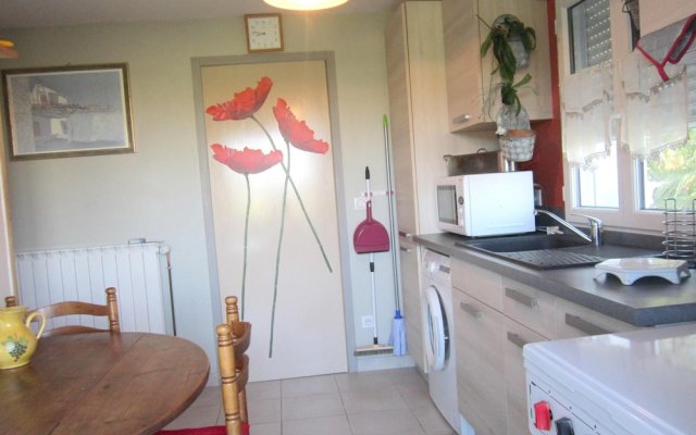Apartment With one Bedroom in Mortagne-sur-gironde, With Furnished Gar