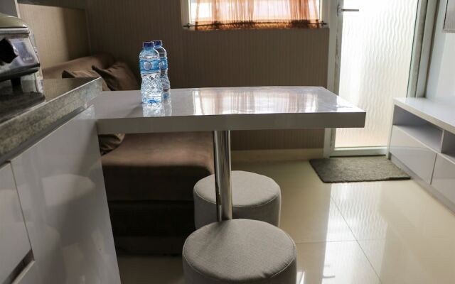 Homey And Cozy Stay 2Br At Green Pramuka City Apartment