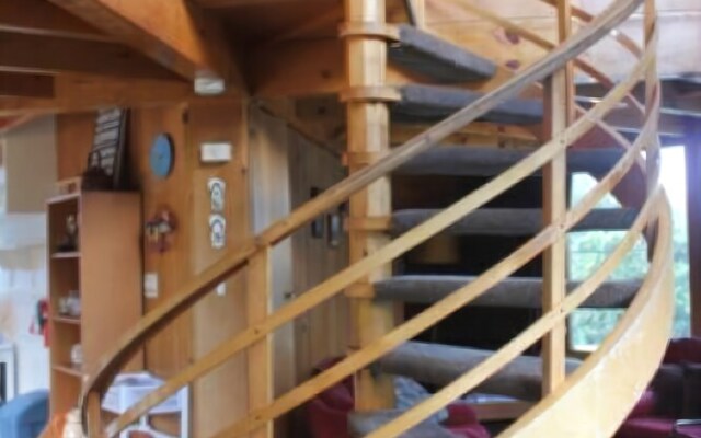 9 Chalet Cres