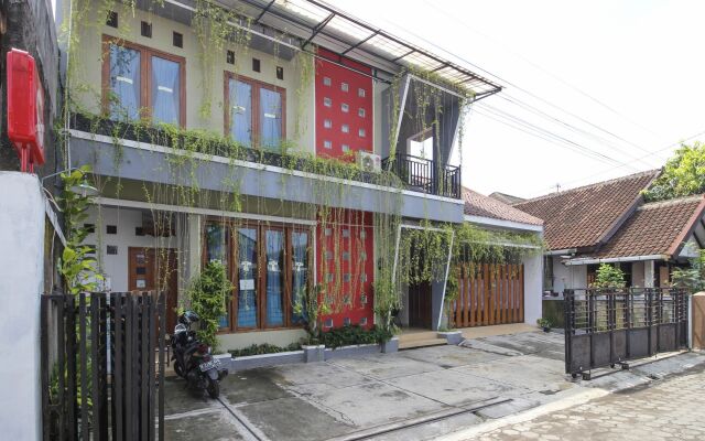 RedDoorz Plus near Hartono Mall