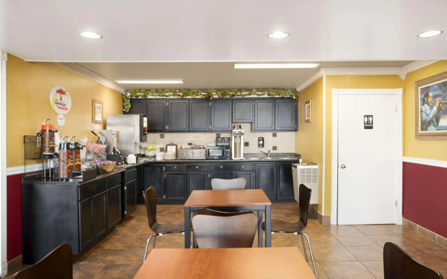 Super 8 by Wyndham Baton Rouge/I-12