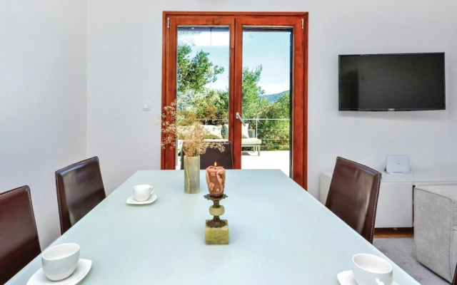 Amazing Home in Zrnovnica With Wifi and 2 Bedrooms