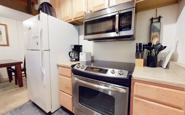 Sierra Manors 75 Cozy and Comfy Condo, On the Shuttle Route by Redawning