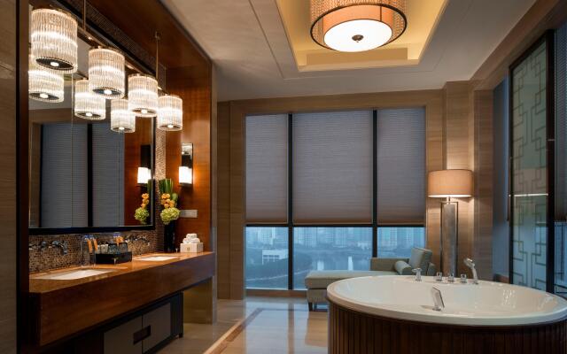 HUALUXE Hotels & Resorts Yangjiang City Center