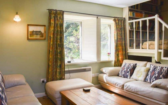 Red Squirrel Haven 2BR House - Sleeps 4 - Parking