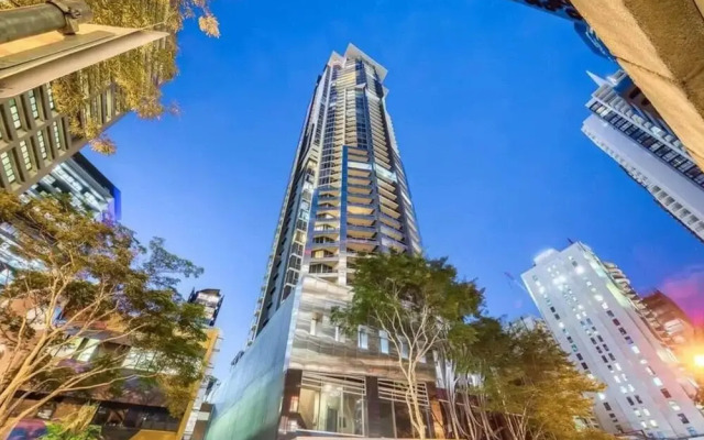2BR Stunning Views CBD Pool Gym Netflix