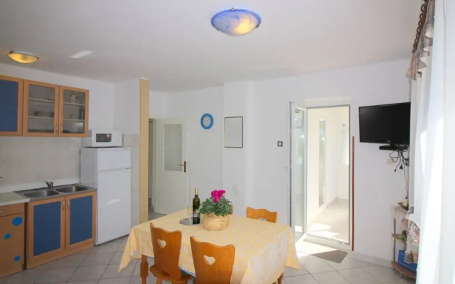 Nice Apartment in Ideal Location; Historic Porec 800 m and Beach 1 km Away - Apartment in Porec - Photo 4