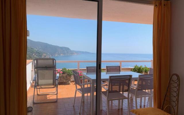 ⭑ Terrace + Sea views + Private Beach. What else? ⭑