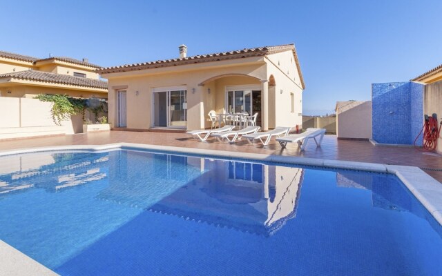 Luxurious Holiday Home in L'escala With Swimming Pool