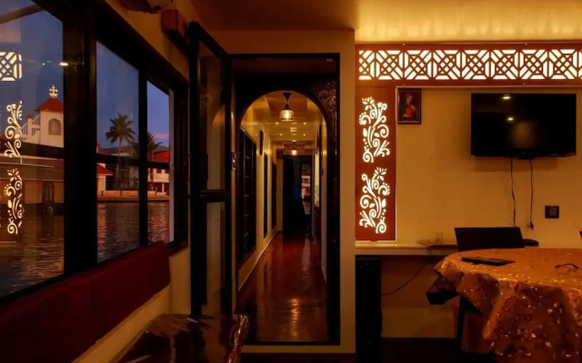 Sreekrishna Houseboat