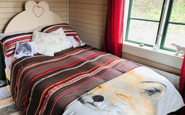 Tranquil Lakeside Cottage Retreat