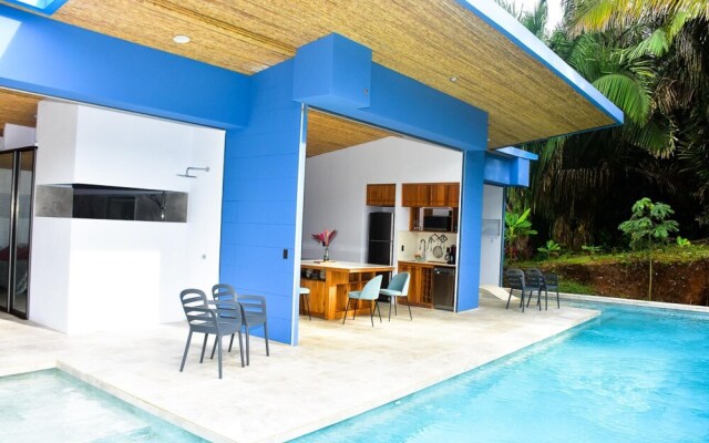 2BR Fabulous Blue House Near Quepos MA