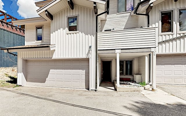 New Listing! Modern Townhome W/ Private Hot Tub 3 Bedroom Townhouse