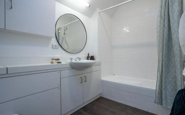 Chester Street West Apartment