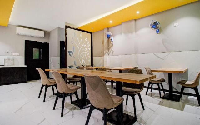 Capital O 74732 Prime Grand Hotel