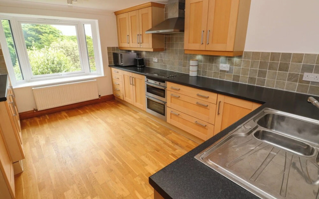 8 Manor Close
