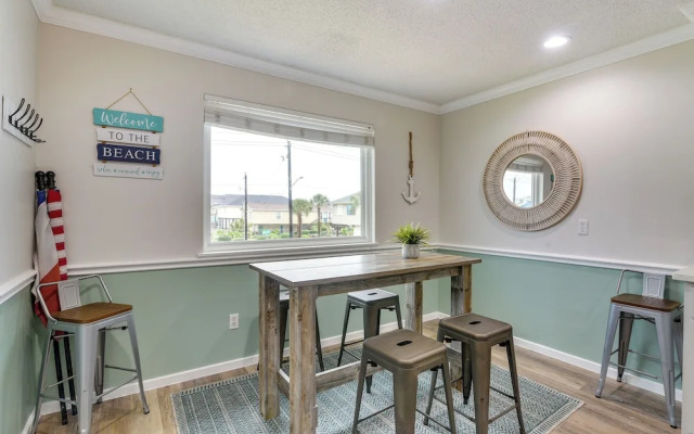 Galveston Getaway w/ Hot Tub: Near Beach!